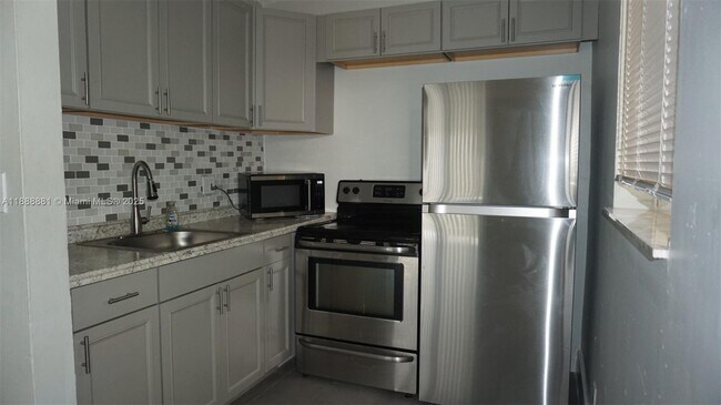 Building Photo - 808 SW 14th Terrace