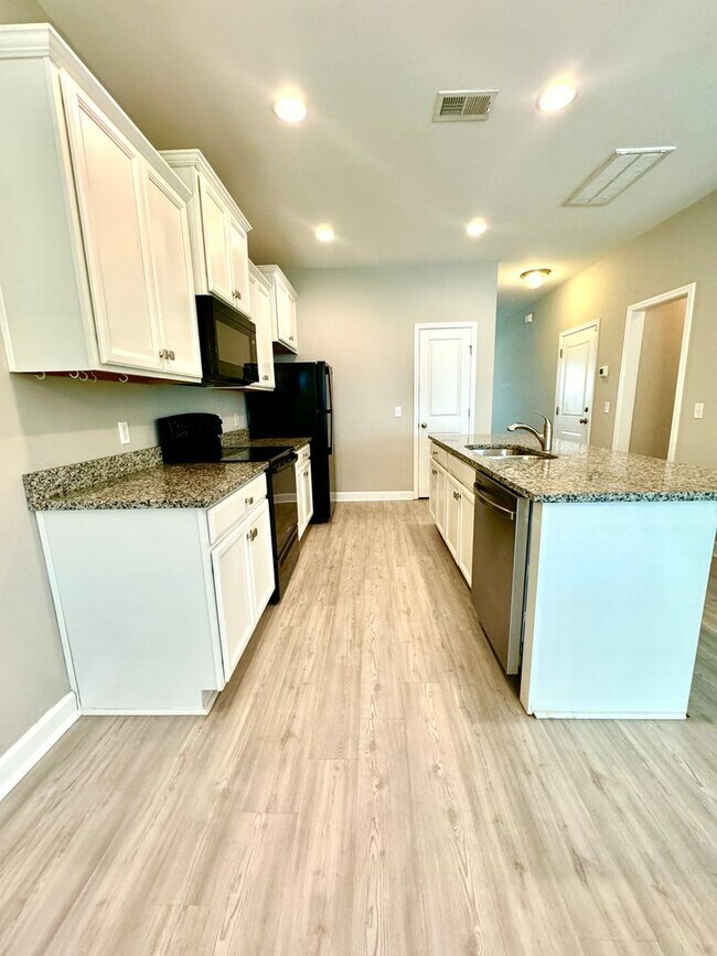 Building Photo - 3 Bed 2 Bath Townhome Located in Cokers Commons in Goose Creek!