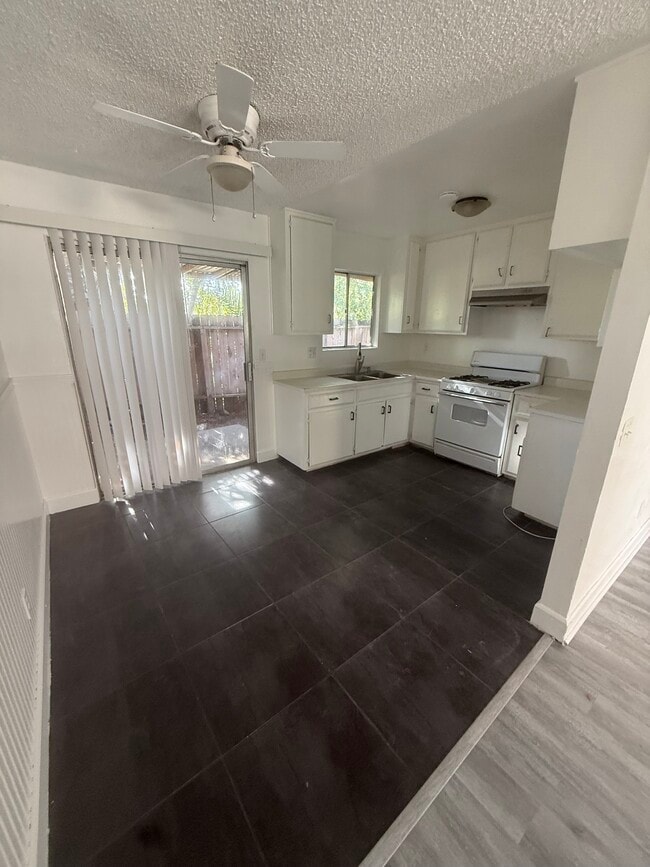 Primary Photo - Corona Apts- 19542