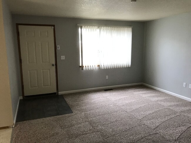 Building Photo - Spacious 3 bdrm/1.5 bath, Garage, Fenced Backyard in Brentwood-Darlington!