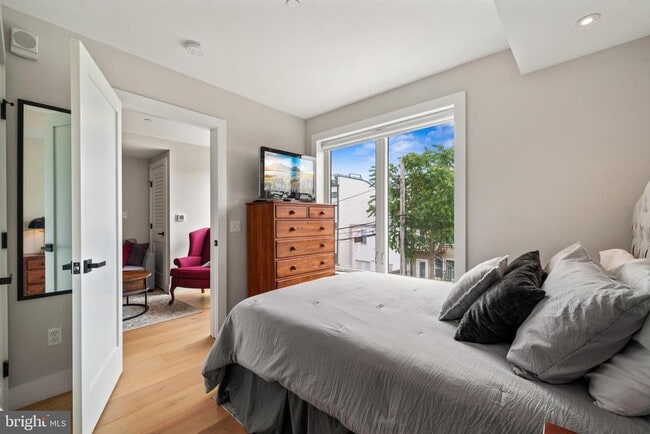 Building Photo - 919 12th St NE