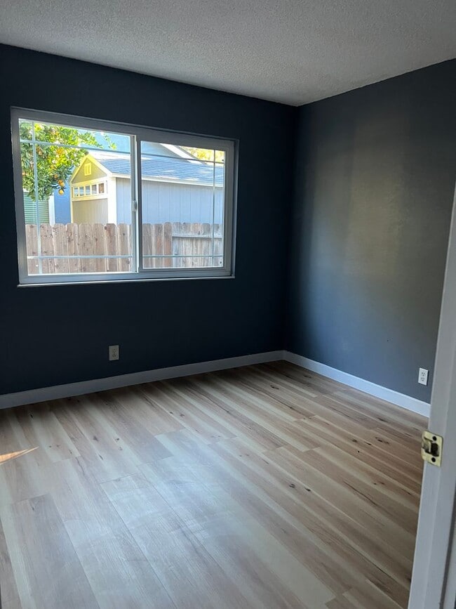 Building Photo - 4Bedroom House