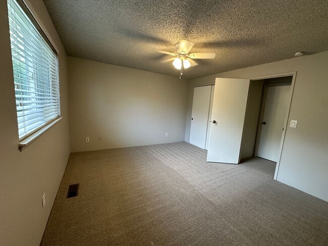 Building Photo - 336 Satus St