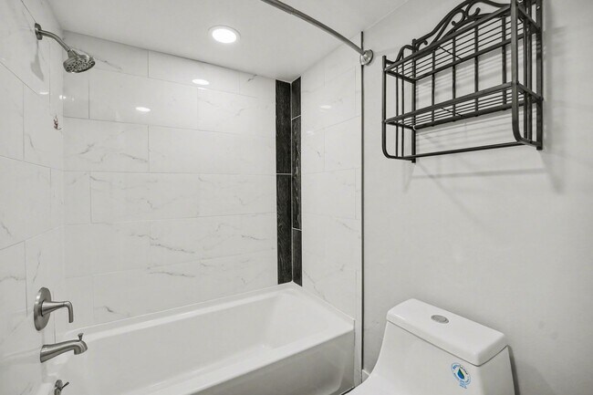 Building Photo - Spacious 1 Bed 1 Bath in the heart of Aurora!