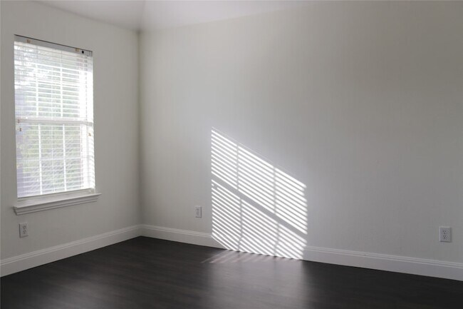 Building Photo - 812 Brookwater Dr