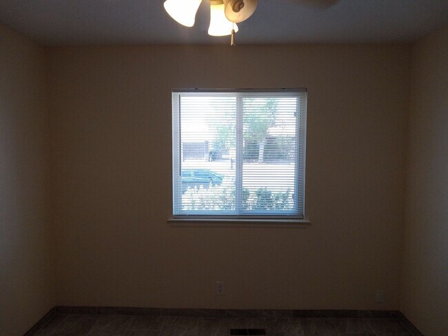 Building Photo - 4 BEDROOM 3 BATHROOM HOME IN THE VIBRANT C...