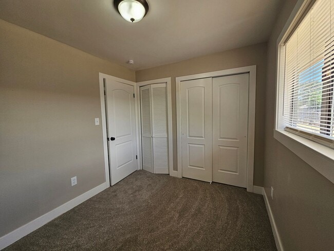 Building Photo - Updated 4 Bed Home with Large Yard