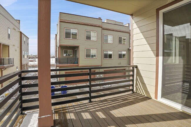 Building Photo - $3,230.95 with $300 off the first month's Rent - 4 Bedrooms, 3.5 Bathrooms, Townhouse in Broomfie...