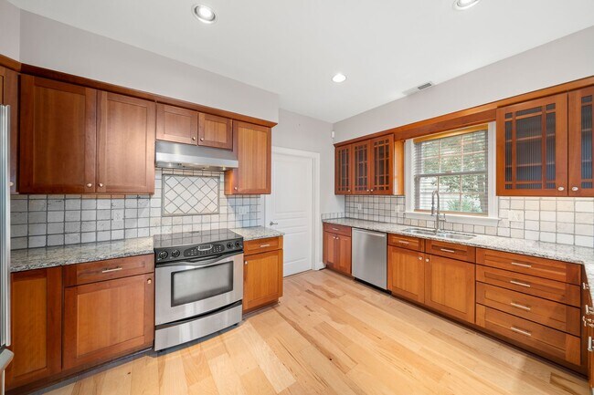 Building Photo - Spacious, Beautiful East Asheville Home