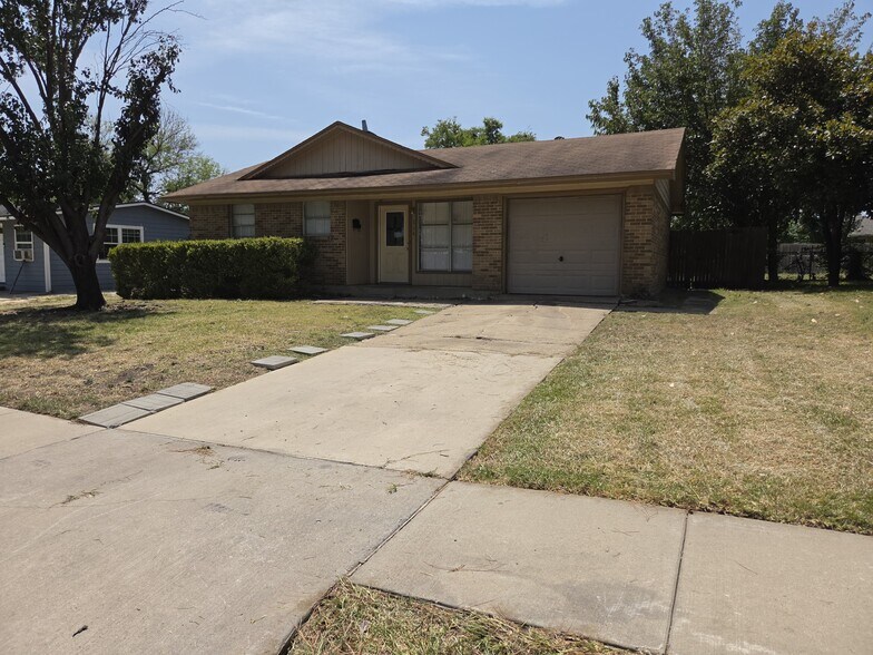 Building Photo - 714 E Vista Dr