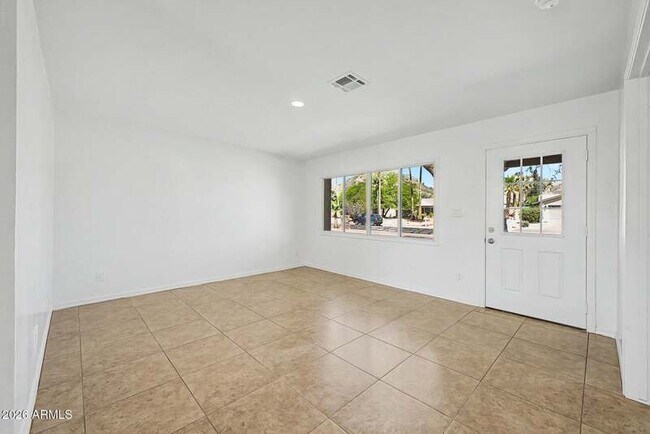 Building Photo - 2601 E Dahlia Dr