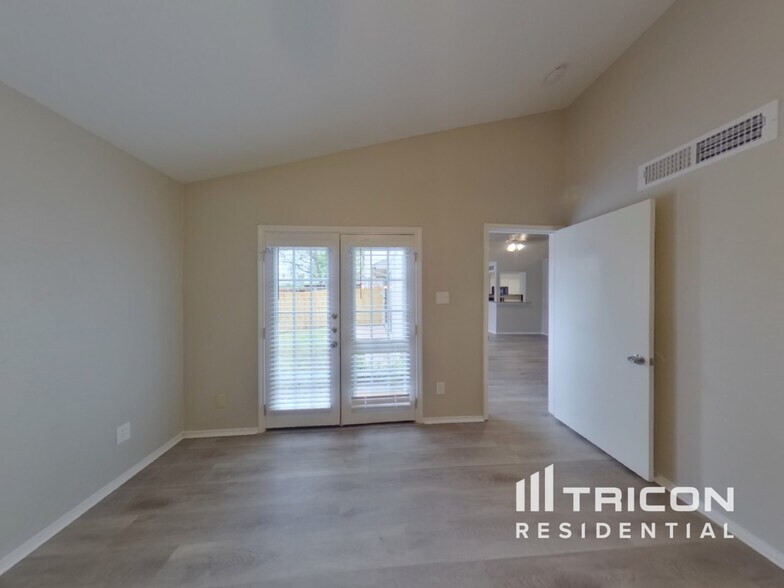 Building Photo - 2214 Gladstone Dr