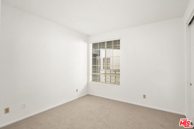 Building Photo - 4643 E 4th St