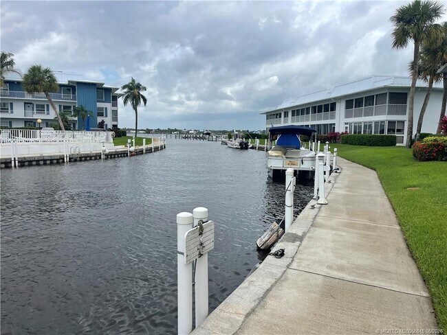 Building Photo - 1858 SW Palm City Rd