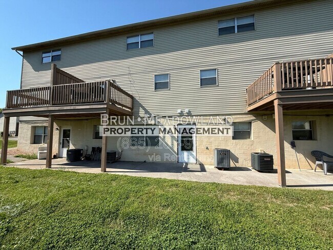 Building Photo - 1921 Meadowland Ln