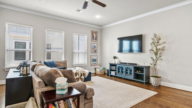 Building Photo - 833 Wakefield Dr