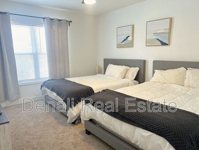 Building Photo - 1759 N Spring Cir