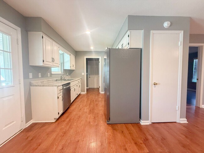 Building Photo - Pet-Friendly 3-Bedroom Home with Fenced Yard, Sun Room & Utilities Included