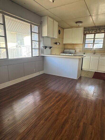 Building Photo - 2119 W Sherwood Ave