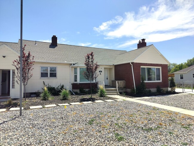 Building Photo - Spacious 5 Bed 2  Bath Home in East Midvale! Schedule a tour today!