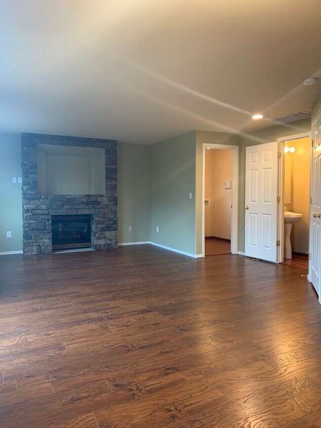 Building Photo - Great 3BD 2.5BA Fisher's Landing! Large Fe...