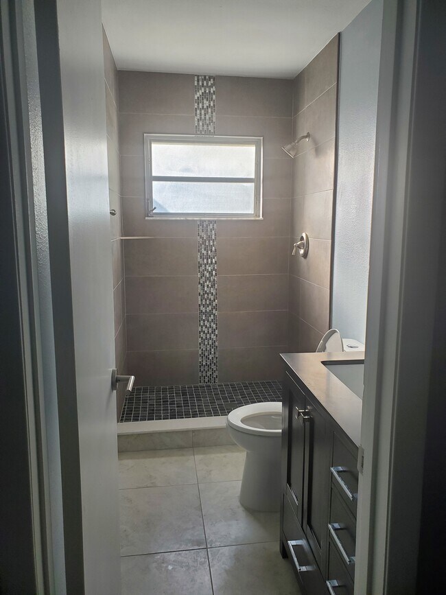 Designer Master On-suite bath - 2416 Wrld Pkwy Blvd