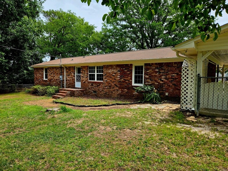 Building Photo - 1227 Pond Dr