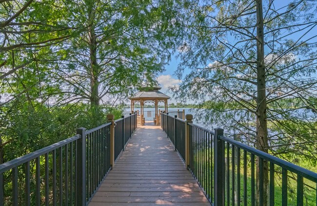 Building Photo - Renovated 2/2 Condo located in Visconti! - New Carpet