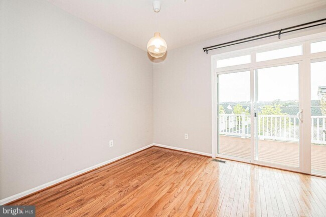 Building Photo - SPACIOUS 3 LEVEL TOWNHOUSE IN CLARKSBURG