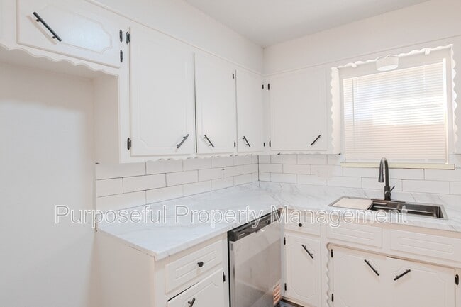 Building Photo - 2412 Laneway Dr