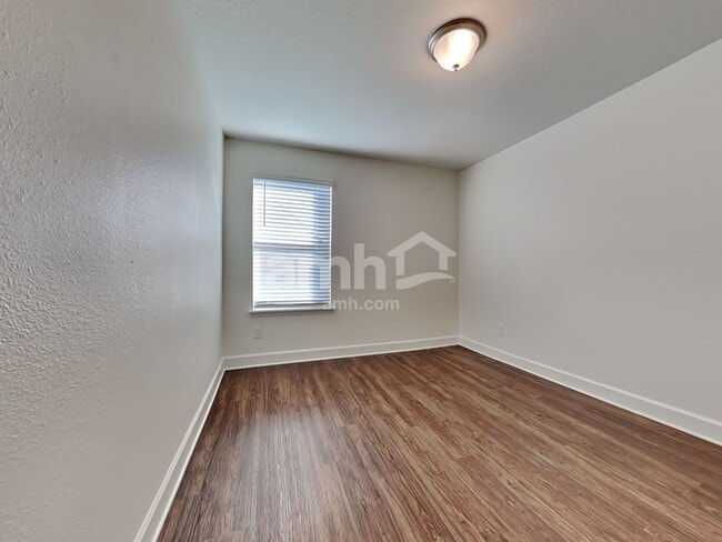 Building Photo - 450 Sandstone Dr