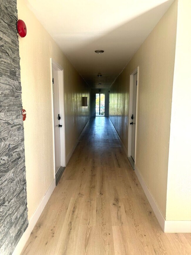 Building Photo - Stylishly Remodeled 2-Bedroom Gem in Redwood City