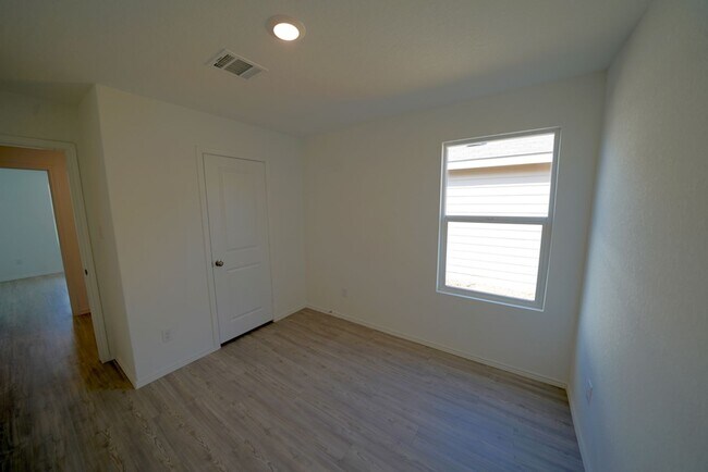 Building Photo - Like-New Home Now Available For Rent in Converse, TX! Realtor Commission offered: $600