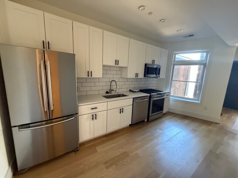 Kitchen with gas stove - 211 Florida Ave NW