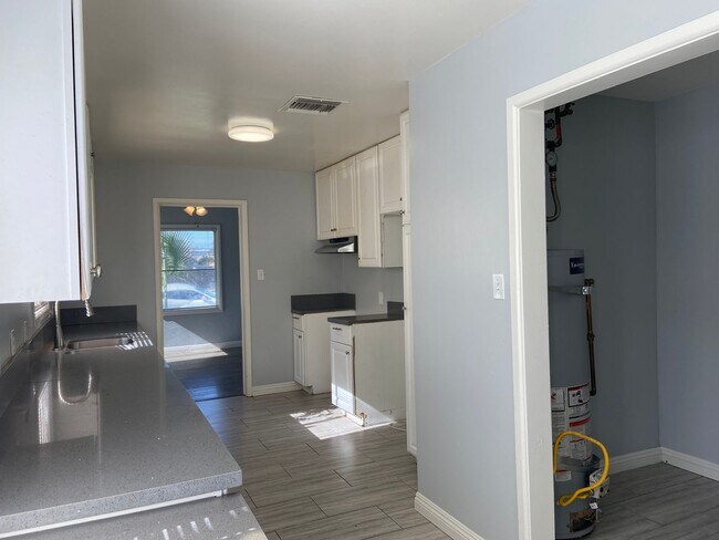 Building Photo - Oleander home with a HUGE shop!