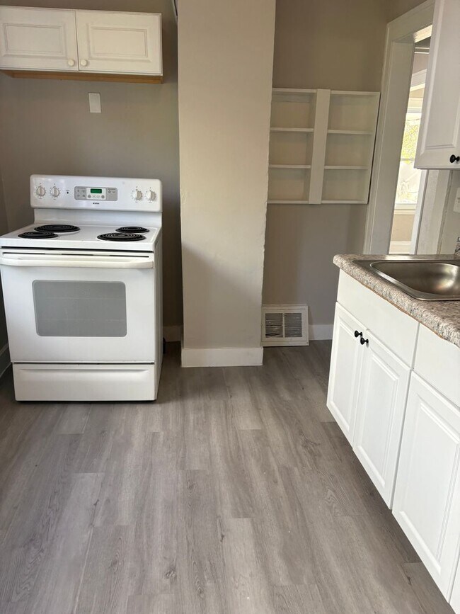 Building Photo - 3 Bedroom Single Family