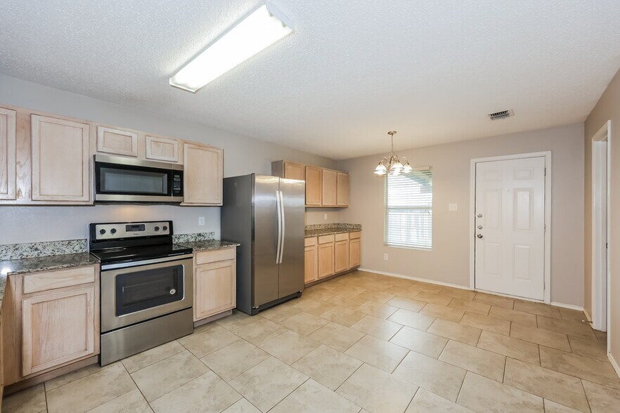 Building Photo - 8412 Seven Oaks Ln