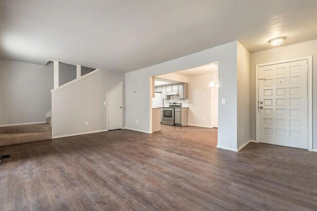 Building Photo - Beautiful 2BD/2.5 BTH Home Right off of NW Expressway and Shopping Areas