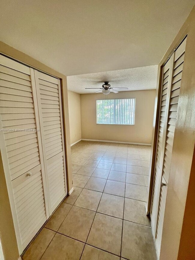 Building Photo - 400 Crestwood Ct N
