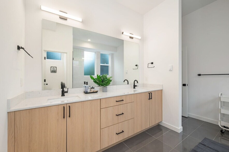 Building Photo - 6030 Sand Point Way NE