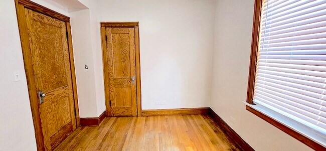 Building Photo - 4446 W Walton St