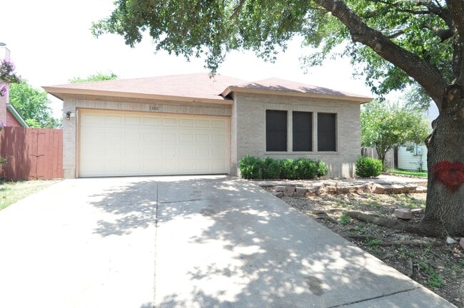Building Photo - Available NOW! 4 bedrooms, one story, Grea...