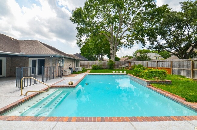 Building Photo - 827 Millpond Dr