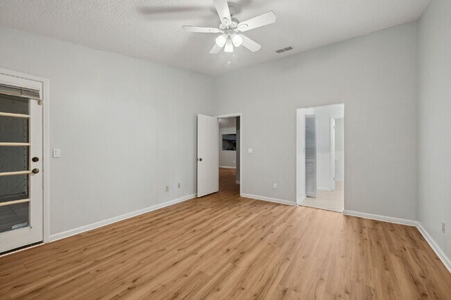 Building Photo - Charming Townhouse Retreat for Rent!