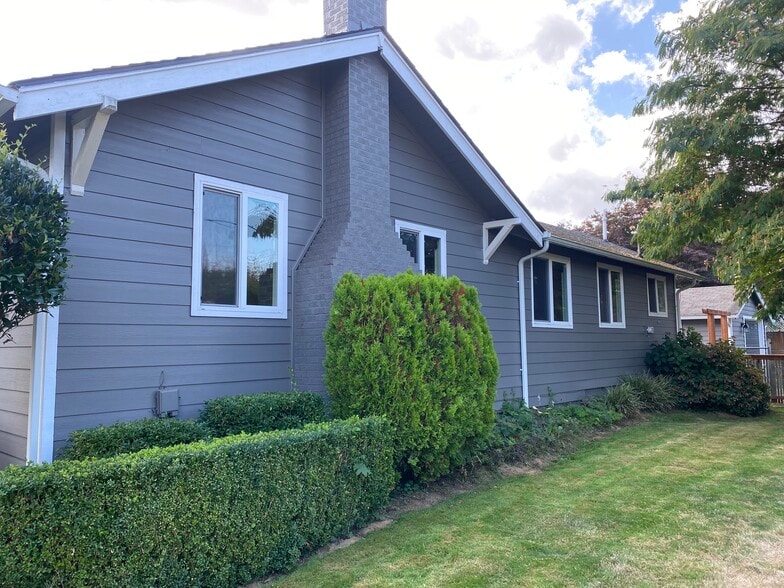 Building Photo - 421 N 6th Ave SW