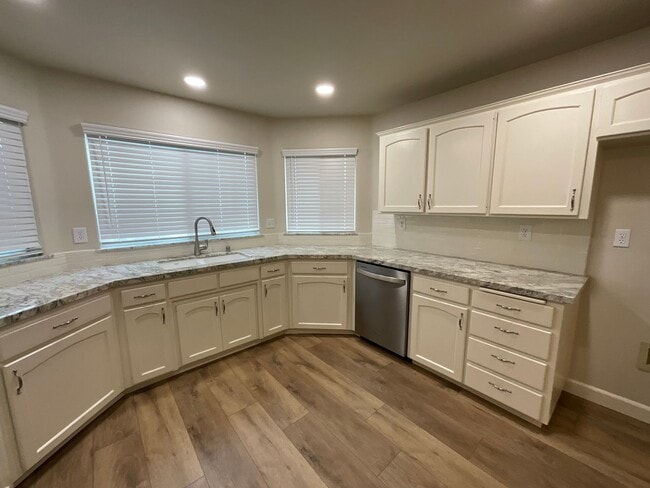 Building Photo - Updated Home In Established Northeast Fresno Neighborhood. Clovis Unified Schools!
