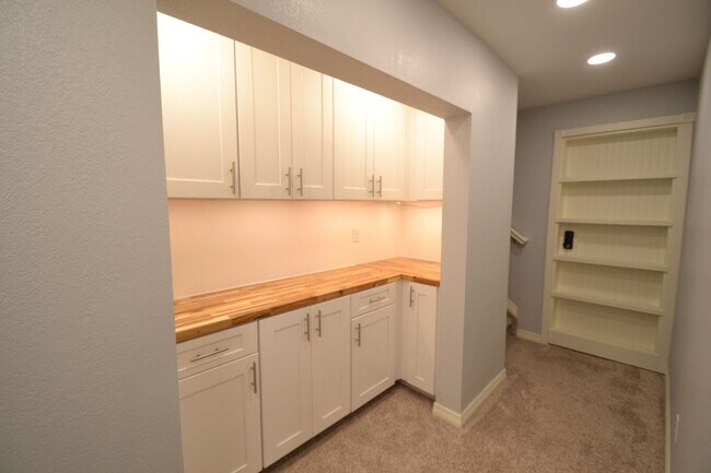 Building Photo - 5 Bed 3.5 Bath 3 Car Garage with AC