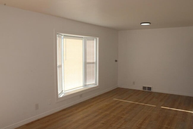 Building Photo - 3910 NE Vivion Rd