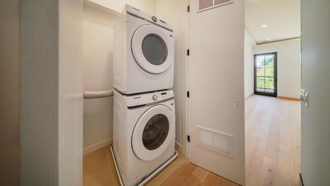 Building Photo - 2024 W Irving Park Rd