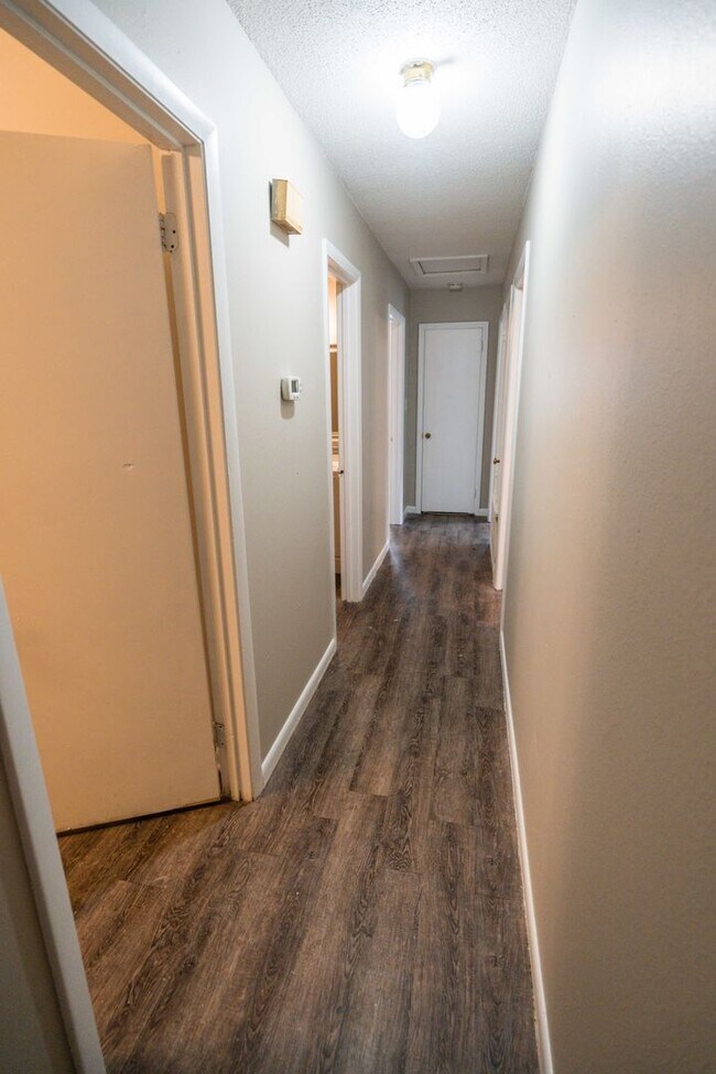 Building Photo - Cute 3 bed 2 bath on the SE side of Tallahassee